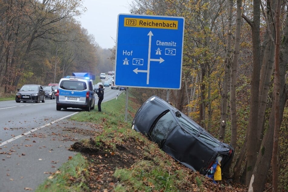 Ein VW landete am Freitag in Plauen im Graben.