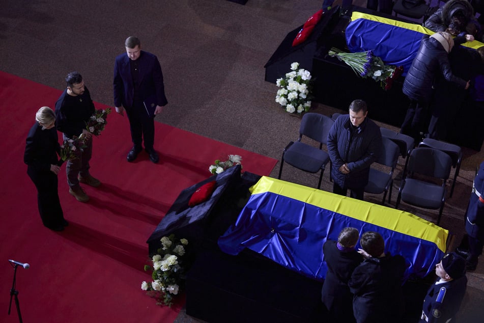 Wolodymyr Selenskyj (44), Präsident der Ukraine, und seine Frau Olena (44) nehmen an der Trauerzeremonie zu Ehren der Verstorbenen des Hubschrauberabsturzes um Innenminister Monastyrskyj teil. Der 44-jährige Monastyrskyj ist bei einem Hubschrauberabsturz gemeinsam mit 13 weiteren Menschen ums Leben gekommen.