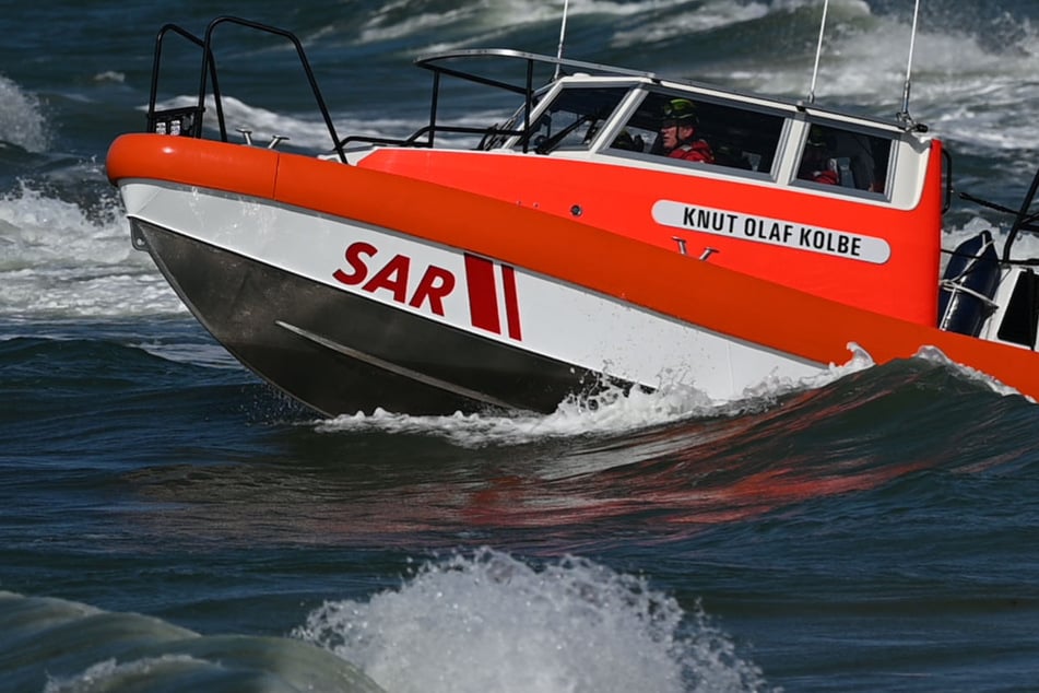 Nächtlicher Notfall auf der Ostsee! Anker versagt im Sturm: Segler treibt in gefährliche Zone