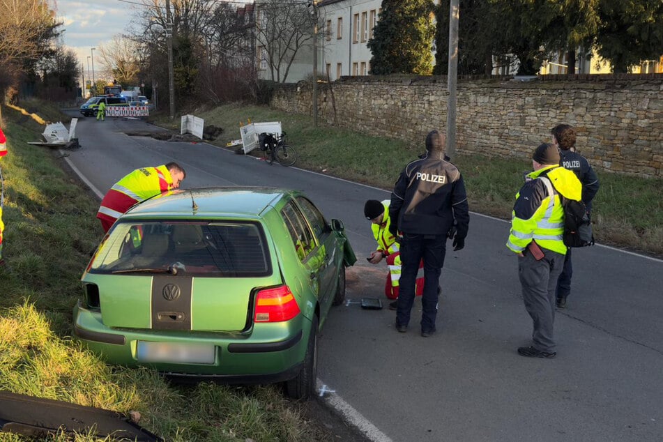 Das Auto geriet bei der Kollision in eine Baugrube.