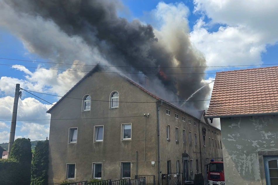 Die Feuerwehr will den Brand schnell unter Kontrolle bringen.