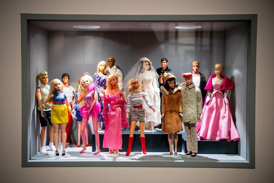 Barbie-Puppen sind für die Ausstellung "Busy girl - Barbie macht Karriere" im Ostfriesischen Landesmuseum aufgebaut.
