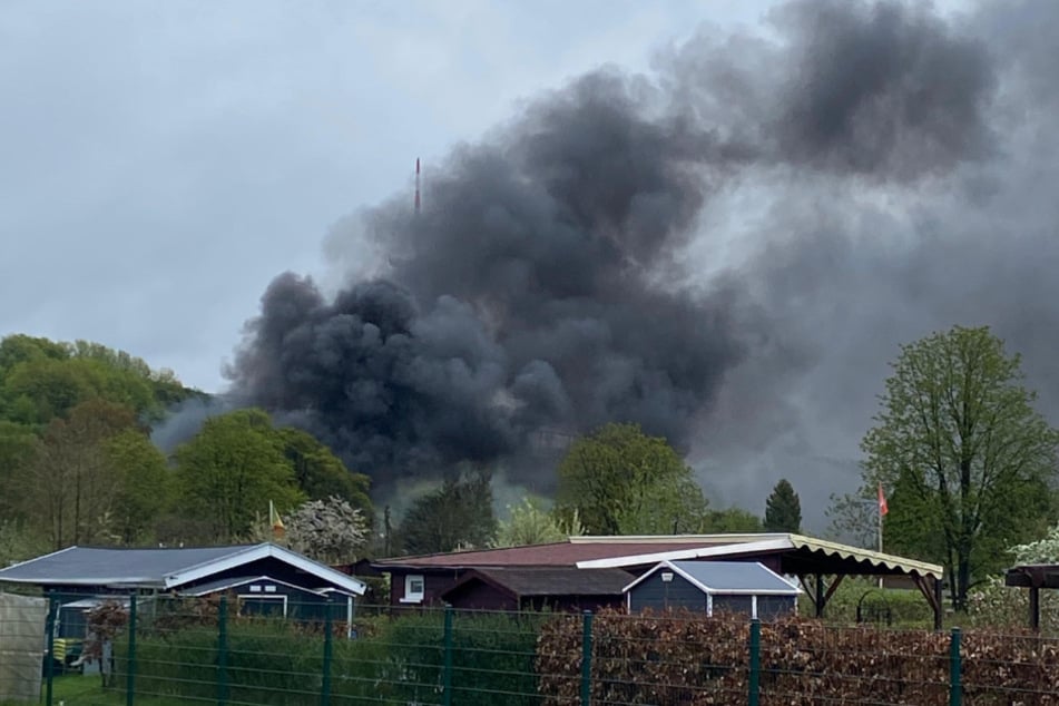 Dichter, schwarzer Rauch stieg am Montag über einem Kleingartenverein in Hamburg-Wilhelmsburg auf.