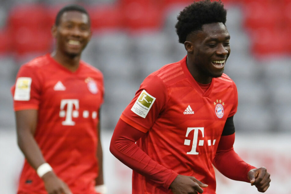 Bald wieder im Einsatz? Alphonso Davies (r.) hat das Training wieder aufgenommen. (Archiv)