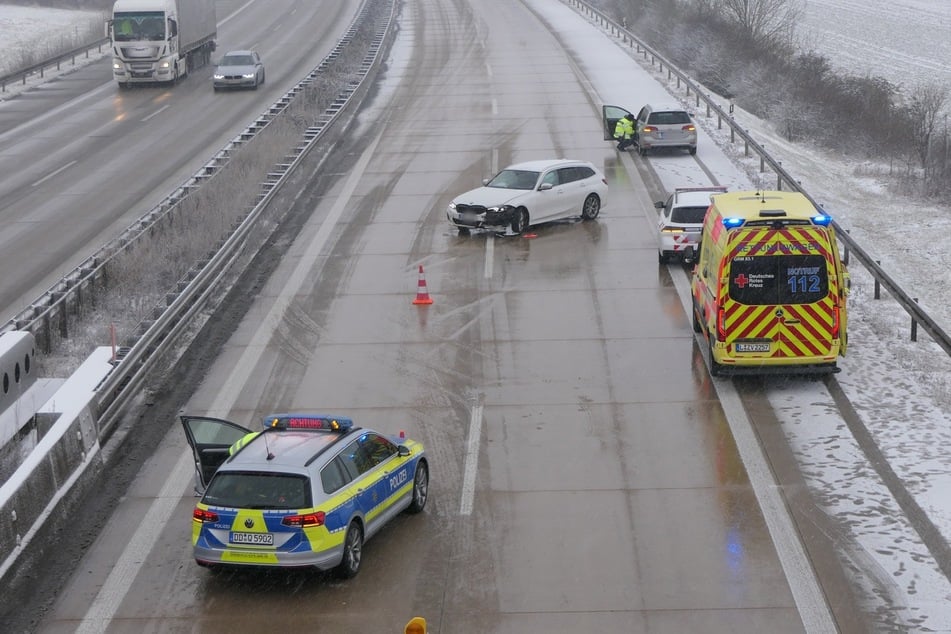 Dieser weiße 3er-BMW war bei Mutzschen in die Leitplanke gefahren.