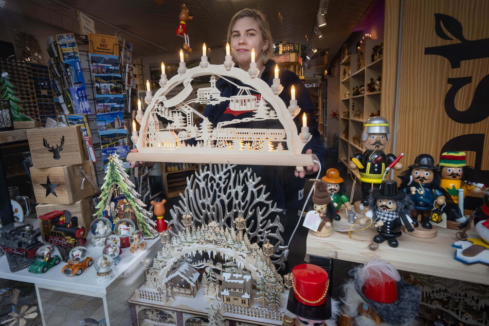Martina Stockova (34) stellt den Schwibbogen wieder ins Fenster des "O'thal Shop" am Markt.