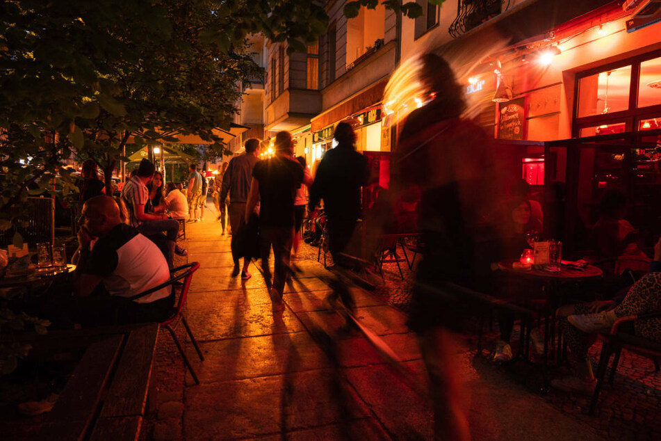 Menschen gehen in der Simon-Dach-Straße und sitzen in Restaurants und Bars. Berlin verzeichnet bei den Corona-Zahlen eine weiter steigende Inzidenz und weist bundesweit die höchsten Zahlen auf. (Symbolfoto)