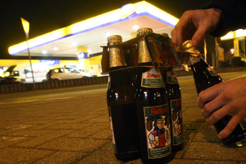 Der Mann wollte bei der Tanke Alkohol kaufen. (Symbolbild)