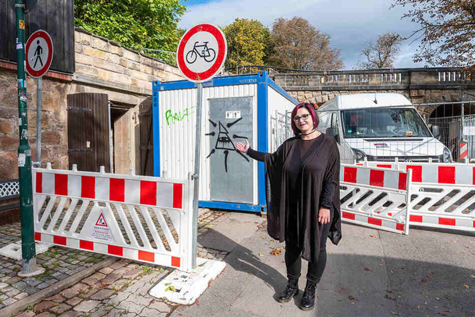 Jessica Grünzig (35) weist Besuchern neben der Baustelle den Weg zu den Gewölbegängen unterm Kaßberg.