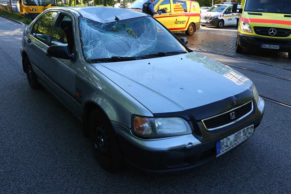 Die Frontscheibe des Hondas ist komplett beschädigt.