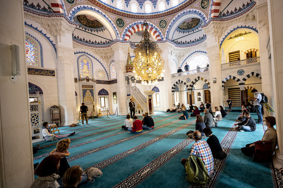 Menschen besuchen die Sehitlik Moschee am Tag der offenen Moschee in Berlin. Am Montag öffnen auch 18 Hamburger Gemeinden ihre Türen.