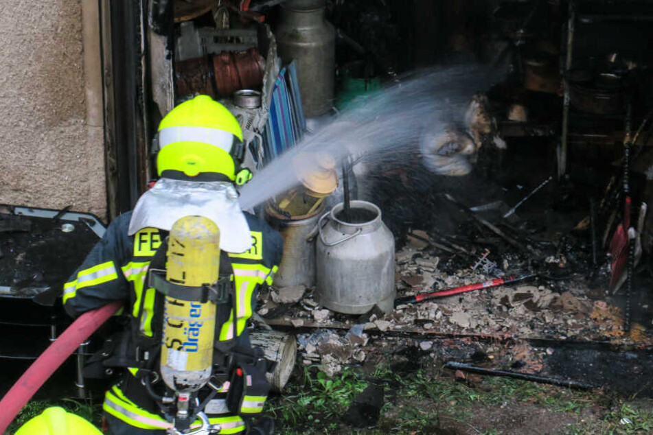 Die Feuerwehr löschte den Brand und räumte dann die Garage aus, um mögliche Glutnester zu finden.