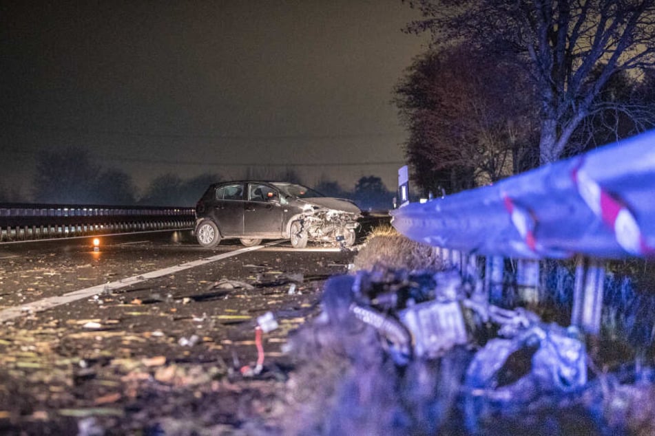 Trümmerteile liegen nach dem Unfall auf der Autobahn 25.