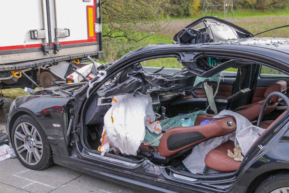 Ein Blick auf den zerstörten BMW der 69-Jährigen. Sie wurde von der Feuerwehr aus dem Wagen befreit, schwebt allerdings in Lebensgefahr.