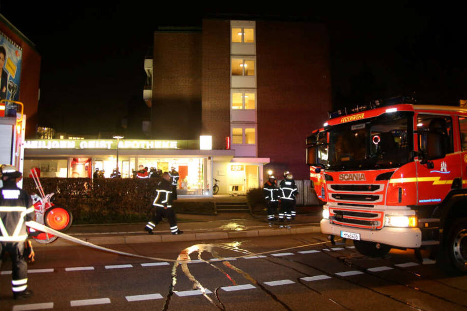 Die Feuerwehr bereitet ihren Einsatz vor.