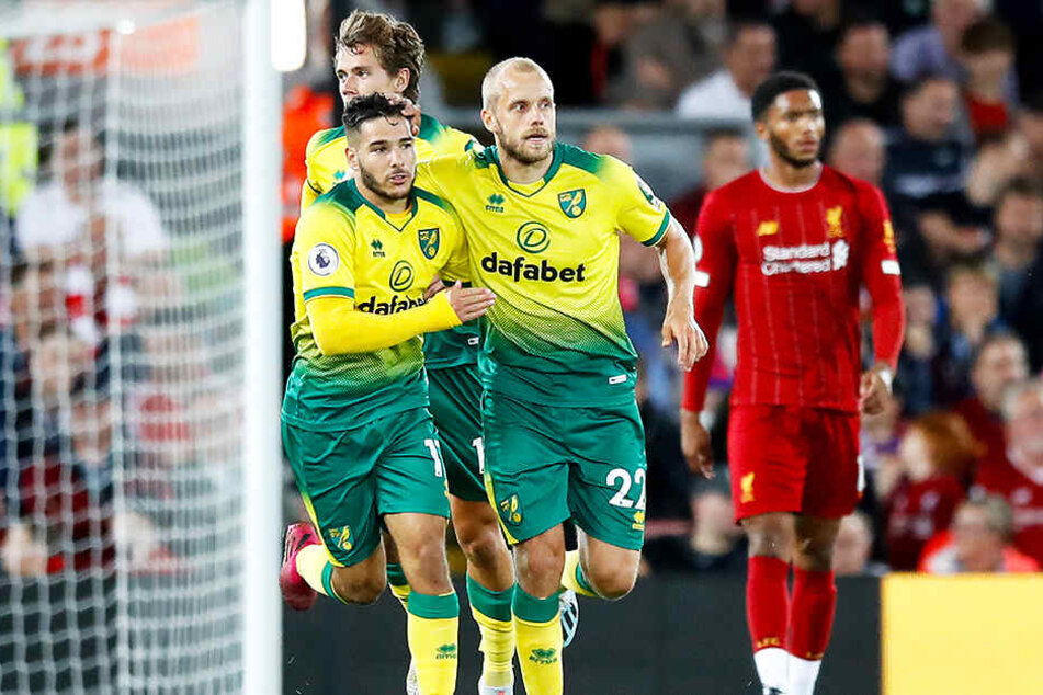 Teemu Pukki freut sich über seinen 1:4-Ehrentreffer für Norwich City beim FC Liverpool.