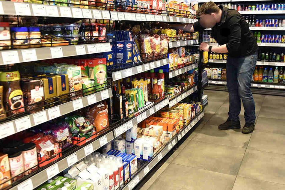 Eine unbekannte bewaffnete Person ist am Dienstagmorgen kurz nach Ladenöffnung in einen Supermarkt in Groitzsch gegangen und lies lediglich zwei Kekspackungen mitgehen (Symbolbild).