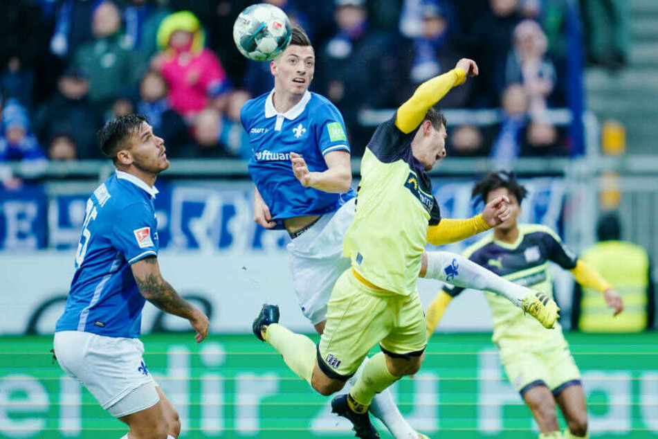 Spannende Schlussphase: Darmstadts Nicolai Rapp und Osnabrücks Benjamin Girth kämpfen um den Ball.