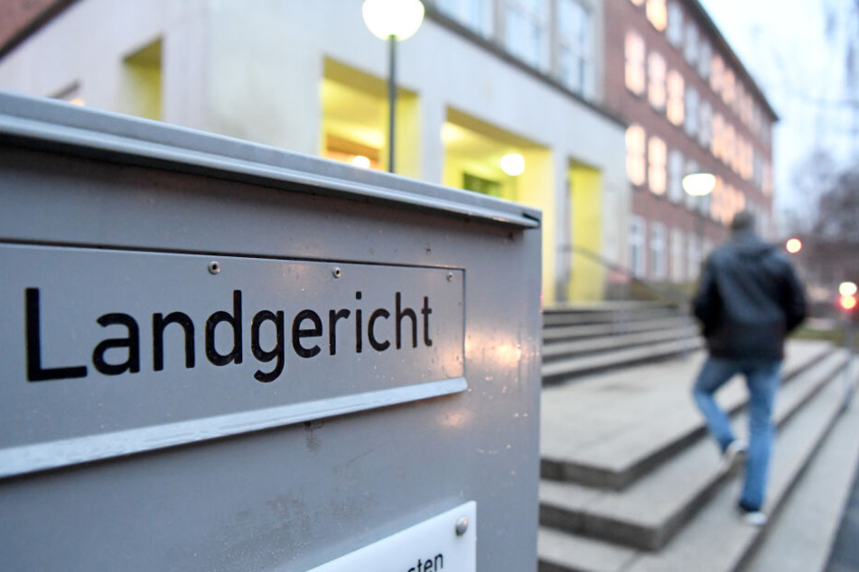 Ein Mann geht zum Kieler Landgericht: Von Dienstag an findet hier der Vergewaltigungs-Prozess statt.