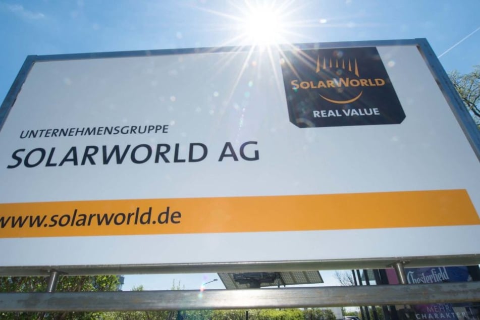 Das "Solarworld"-Firmenlogo am Standort in Freiberg.