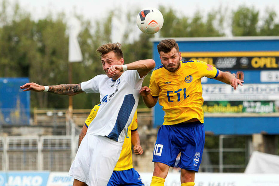 Das Herz von Paul Schinke (re.) schlägt blau-gelb: Der Mittelfeldspieler verlängerte seinen Vertrag bei Lok Leipzig bis 2021. (Archivbild)