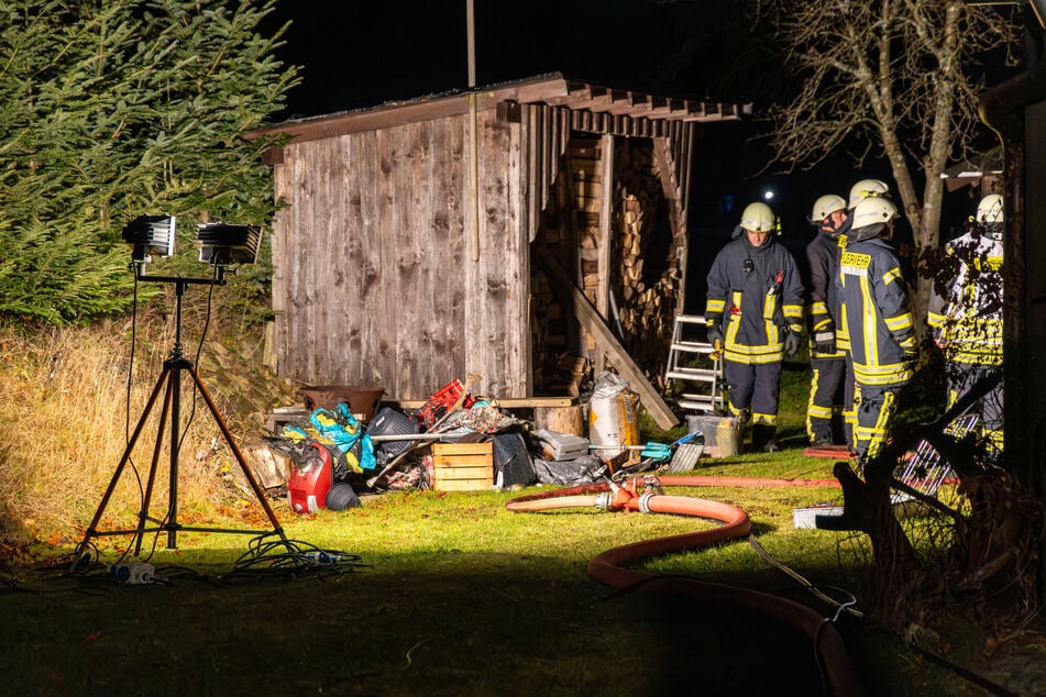 Die Kameraden hatten allerhand zu tun: Wasserschläuche mussten verlegt, der Boden ausgeleuchtet werden.