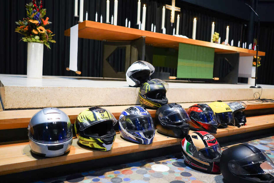 Vor dem Altar der Gedächtniskirche liegen symbolisch zu einem Kreuz geformte Helme für die im Verkehr getöteten Motorradfahrer.