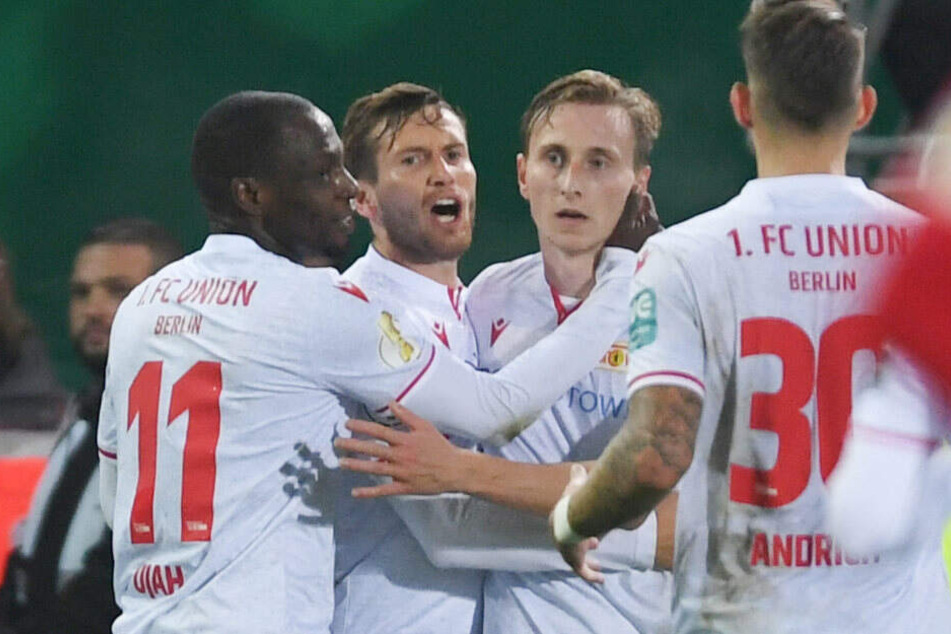 Die Mannschaft gratuliert Joshua Mees zu seinem Führungstreffer.