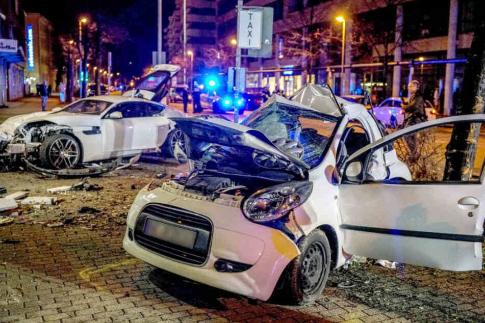 Die zwei beschädigten Wagen nach dem tödlichen Raser-Unfall.