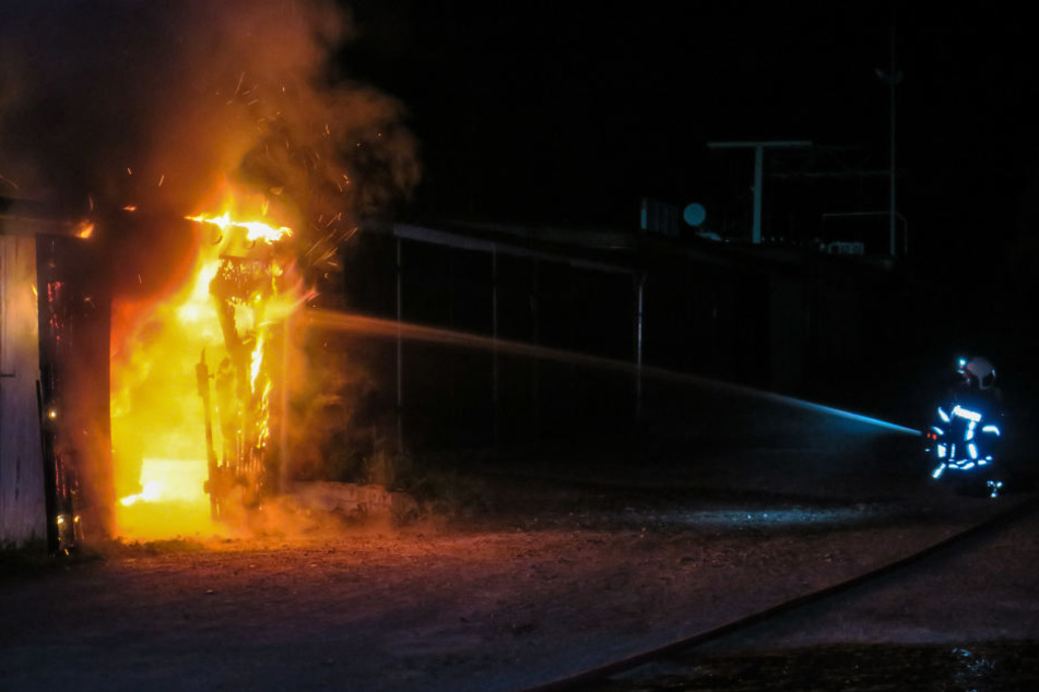 Die Flammen und der Rauch beschädigten noch weitere Garagen.