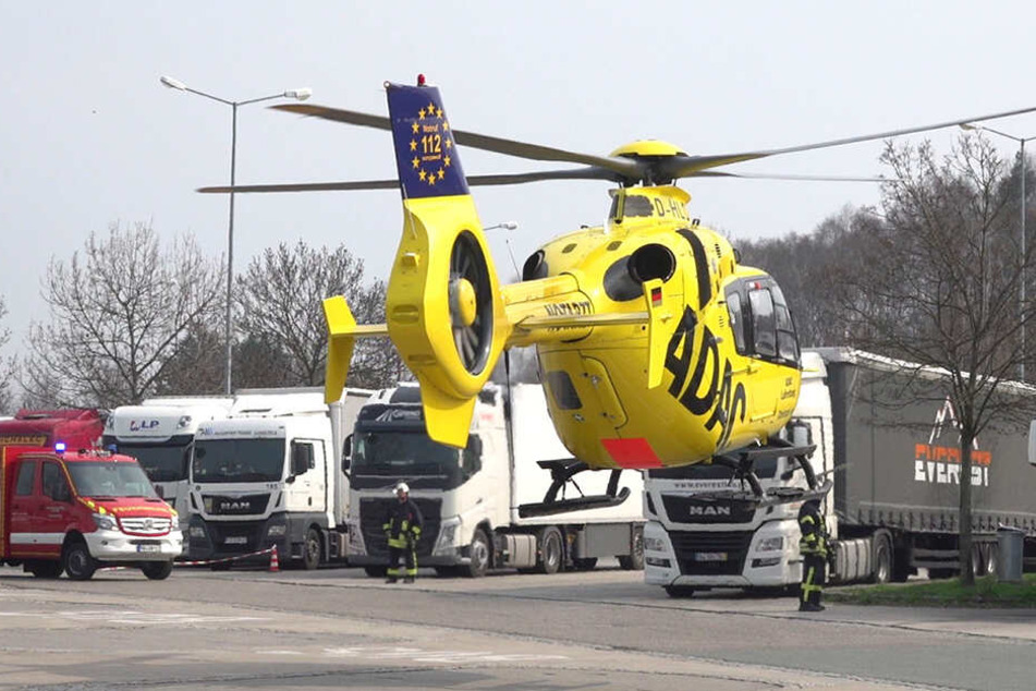 Der schwer verletzte Fahrer kam mit dem Rettungshubschrauber ins Krankenhaus.
