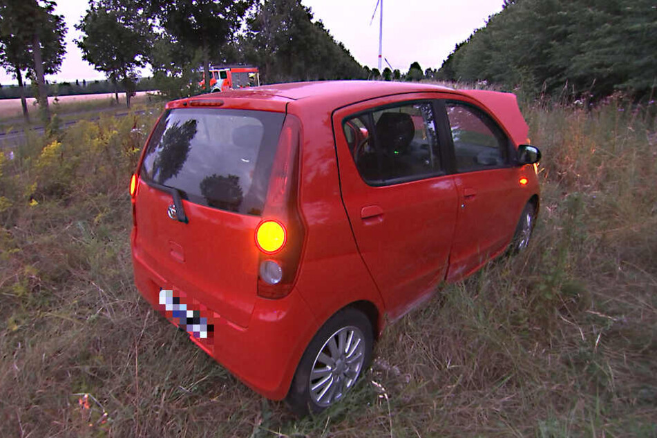 Dieser Daihatsu touchierte im Leipziger Norden nahe der Messe einen Baum, nachdem der Reifen platzte.