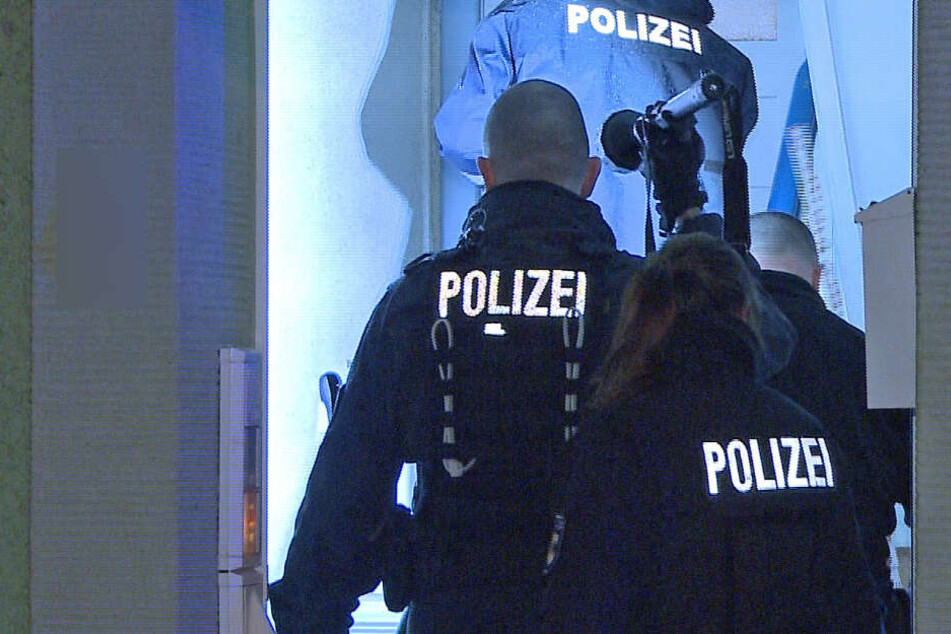 Die Polizei ging in den Hauseingang.