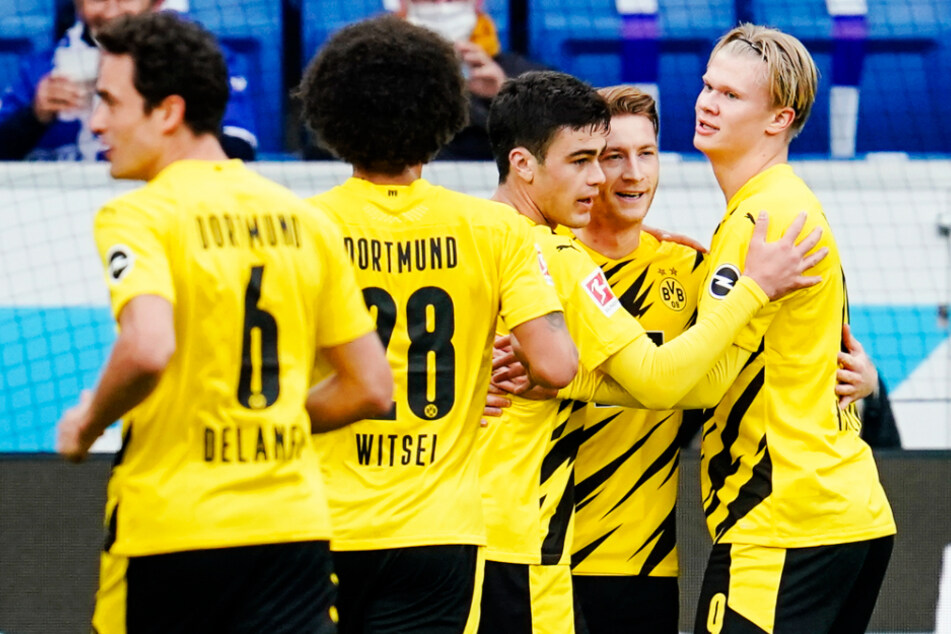 Der Kapitän ging voran! Marco Reus (2.v.r.) erzielte für Borussia Dortmund nach Vorlage von Erling Haaland (r.) den goldenen Treffer.