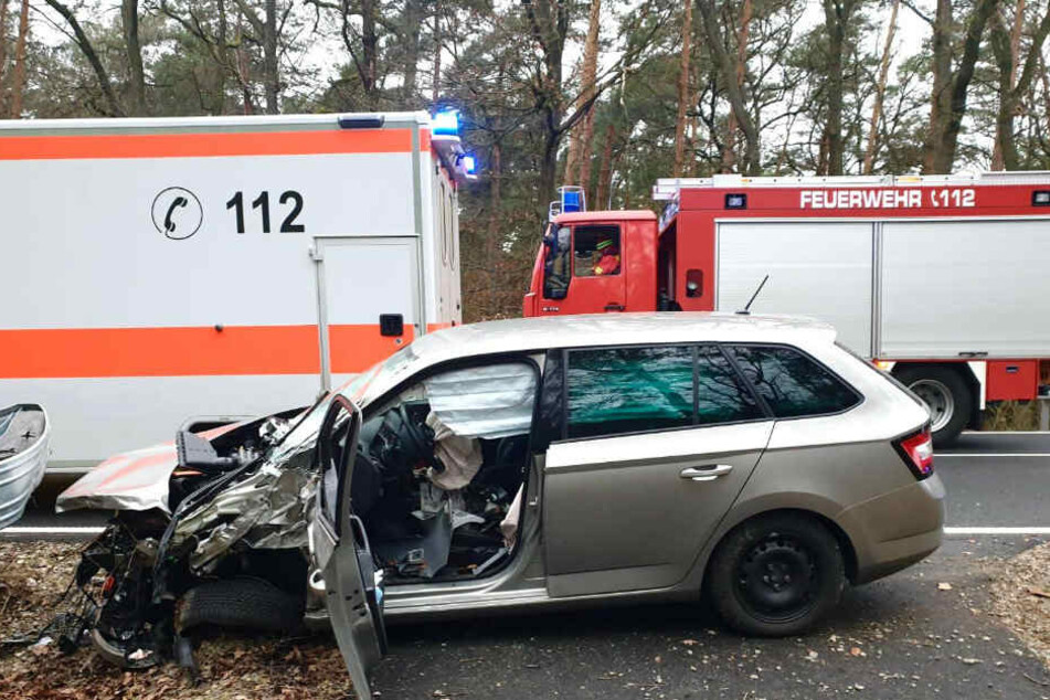 Die Front des Skodas is stark beschädigt.
