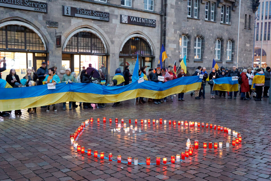 Dutzende Kerzen wurden vor dem Rathaus in einer Herzform aufgestellt.