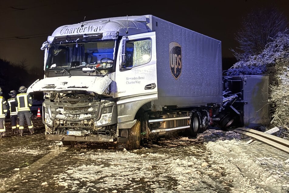 Dieser Paketlastwagen rutschte in der Nacht auf der A1 bei Wuppertal-Ronsdorf auf der spiegelglatten Fahrbahn weg. Der Anhänger kippte dabei um.