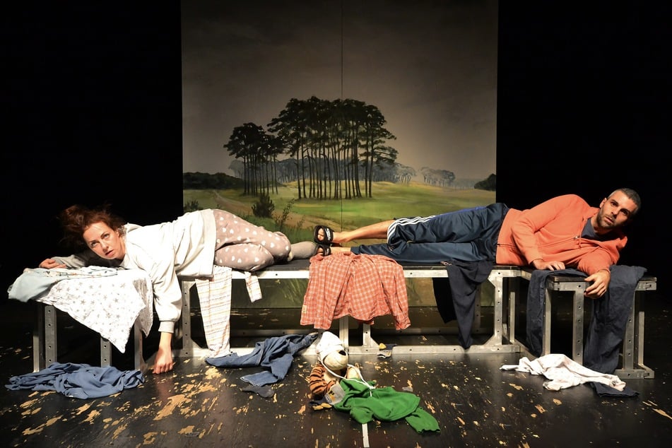 Der Alltag mit Baby bringt Adam (George Walter Stathis) und Eva (Tine Scheibe) an den Rand der Erschöpfung.