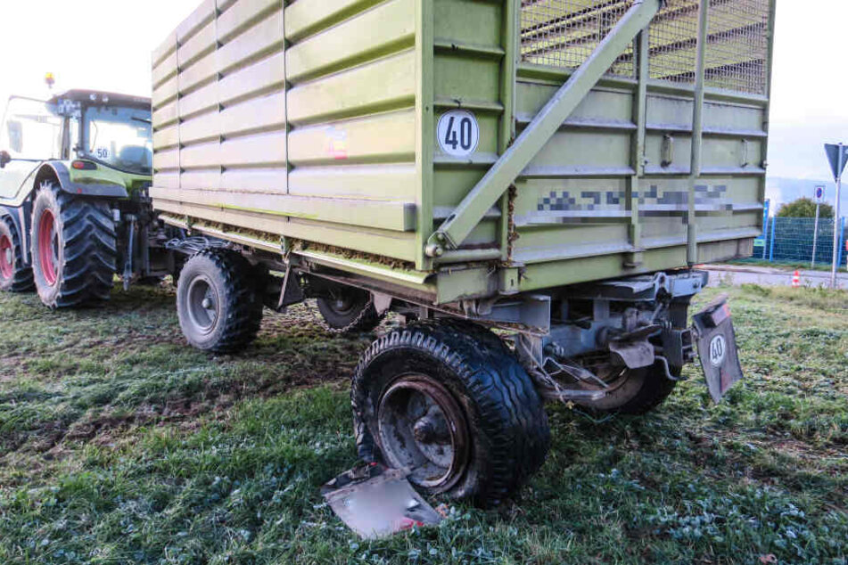 Der Anhänger des Traktors: Ein Reifen ist durch den Unfall beschädigt worden.
