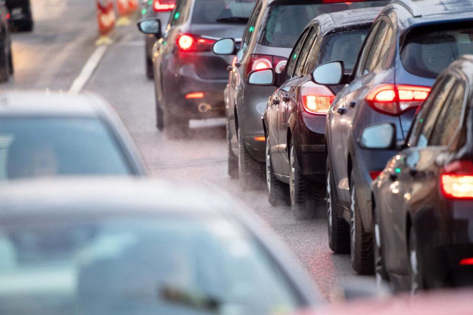 Autos stehen im Stau. Hamburg bittet darum, die Fahrzeuge stehen zu lassen. (Symbolbild)