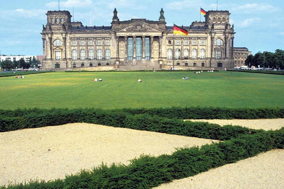 Der Berliner Reichstag war 1994 noch ohne Kuppel. Nach der Eröffnungssitzung wurde er für mehrere Jahre zur Baustelle.