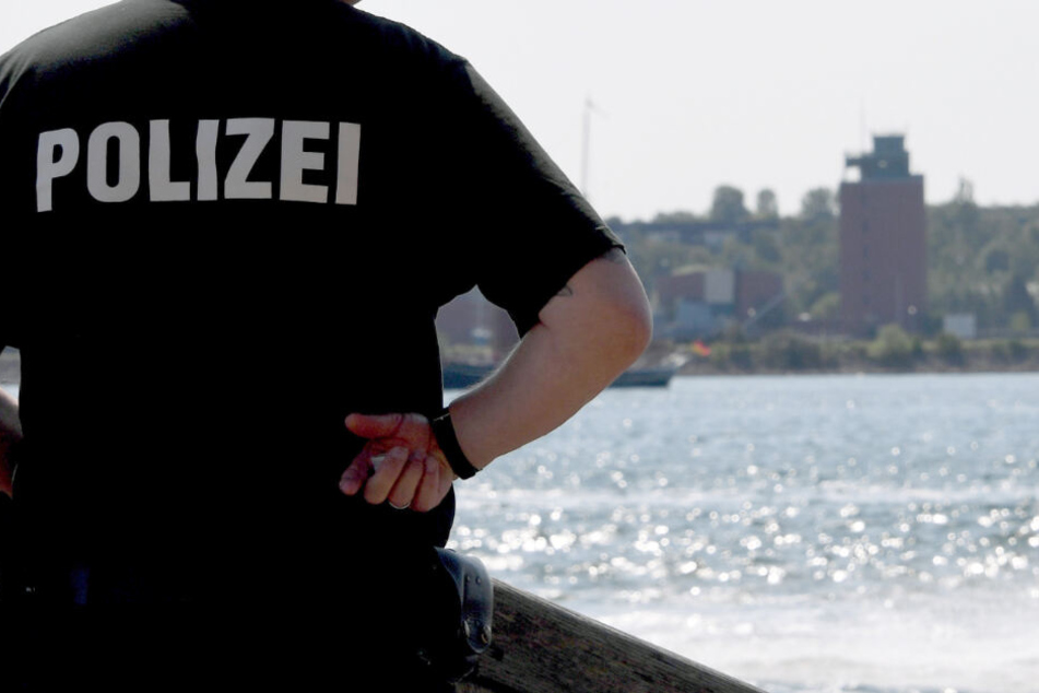 Ein Polizist steht bei der 125. Kieler Woche an der Förde.