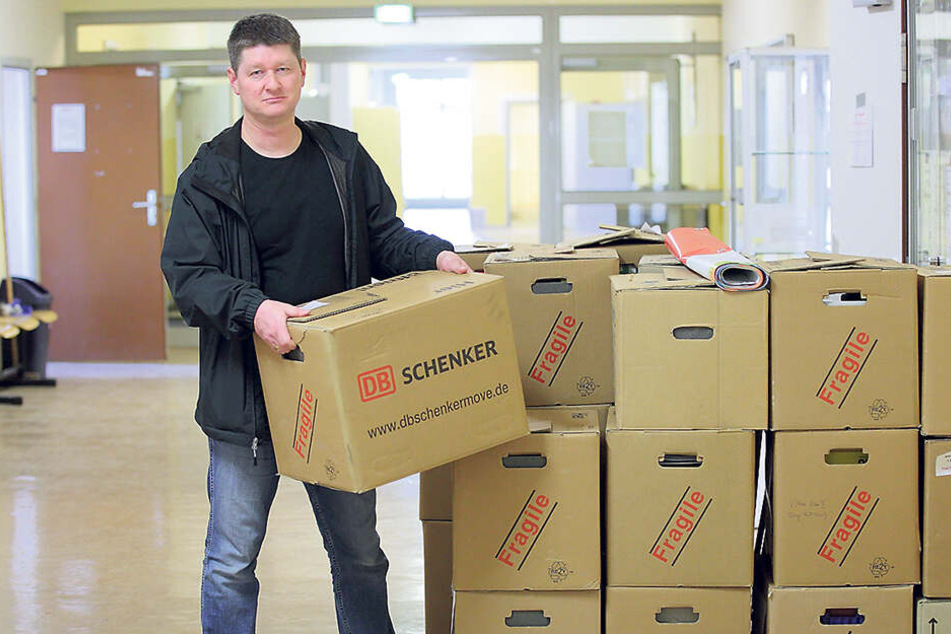 Schulleiter Lars Kluge (48) ist startklar für den Umzug.