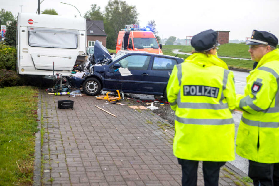 Der Wohnwagen und das Unfallauto sind vorerst nicht mehr fahrtüchtig.