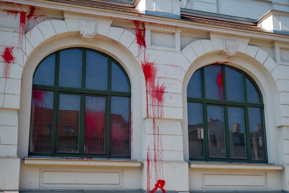 Die rote Farbe wurde augenscheinlich auch an die Fenster geworfen.