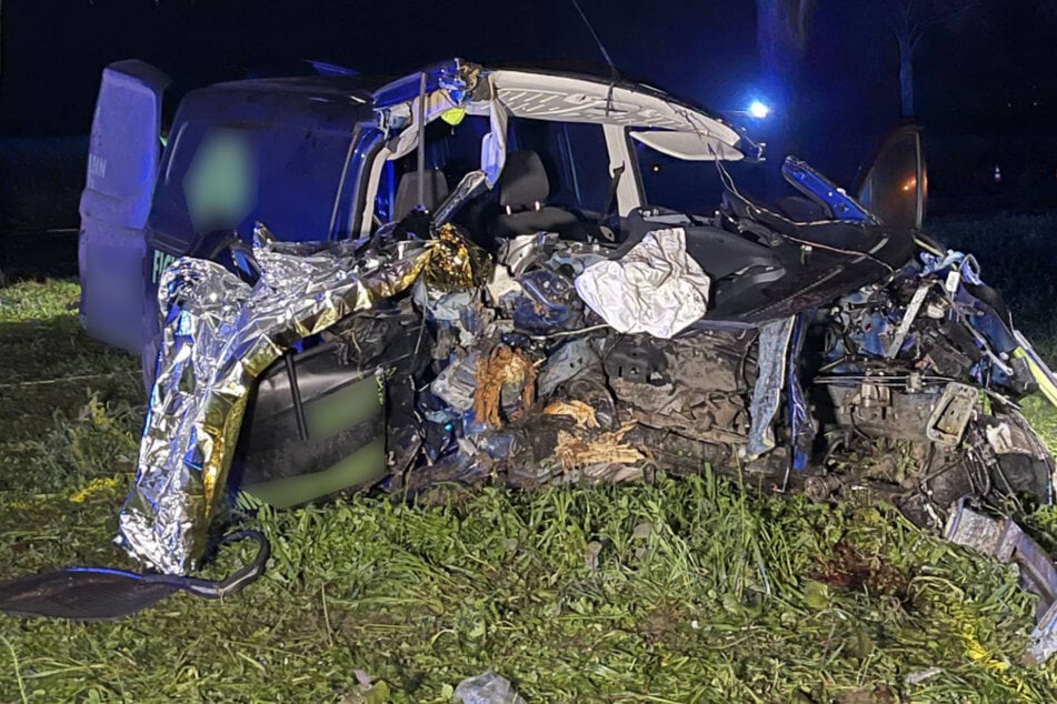 Ford komplett zerstört: Mann (†36) stirbt bei schlimmem Unfall in Brandenburg