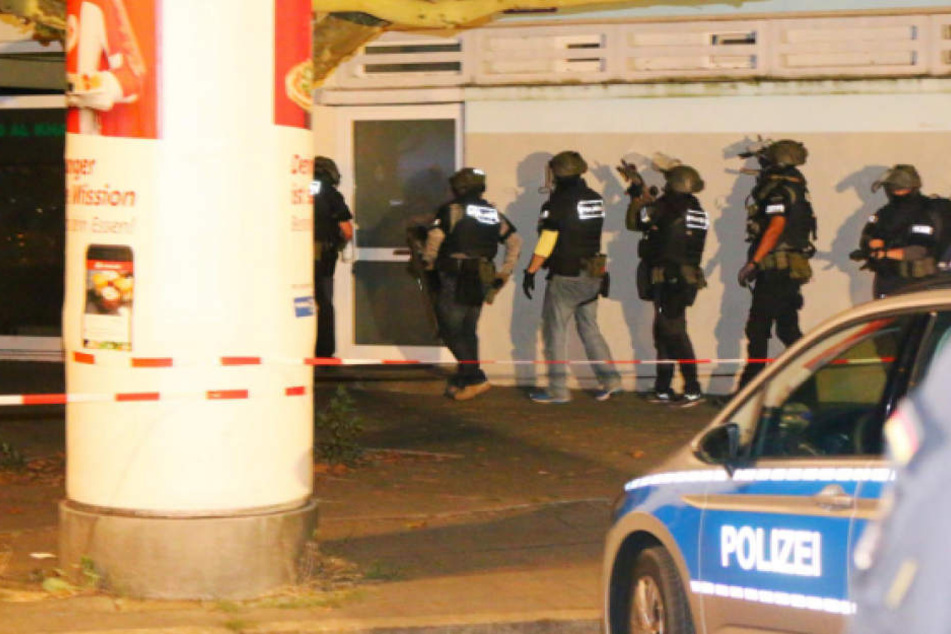 SEK-Beamte in Schutzausrüstung kurz bevor sie ein Gebäude im Eichhorster Weg stürmen.