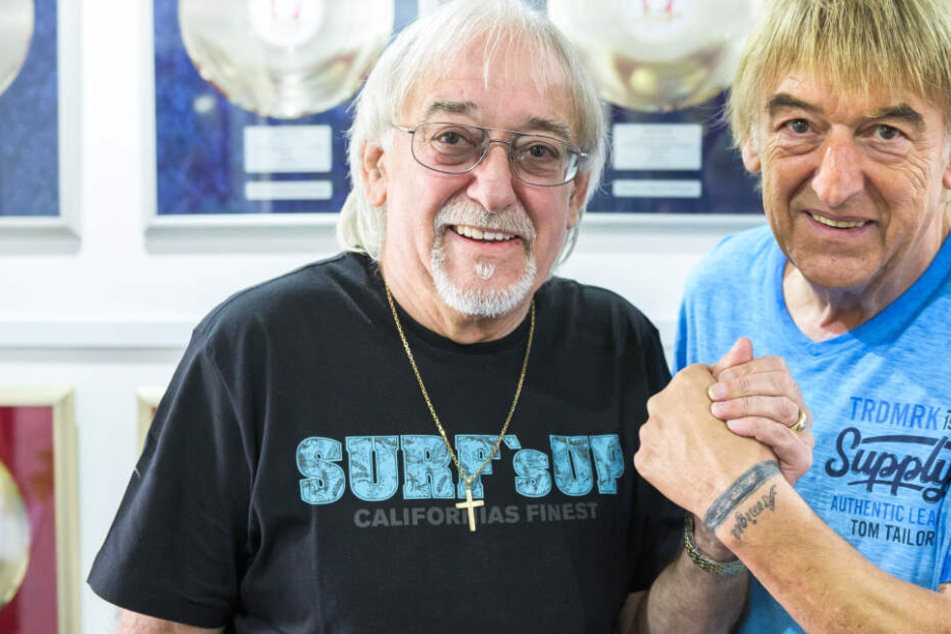 Die Amigos: Das Foto zeigt Karl-Heinz Ulrich (l) und seinen Bruder Bernd Anfang Juli vor silbernen und goldenen Tonträgern.
