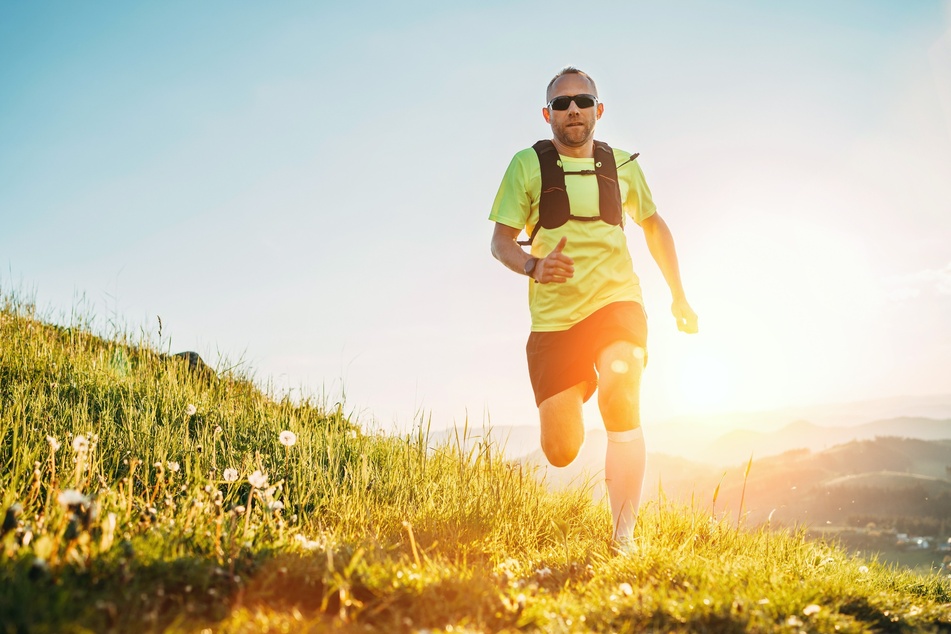 Eine sportliche Sonnenbrille schützt die Augen vor gefährlicher UV-Strahlung.