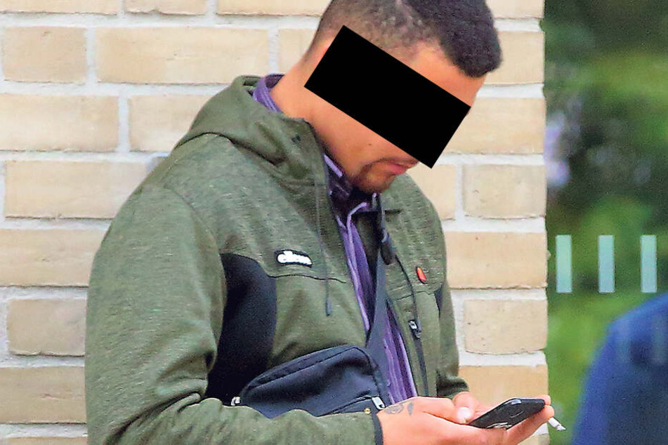 Carl S. (21) erklärte, er habe sich gegen den Kneiper nur gewehrt.